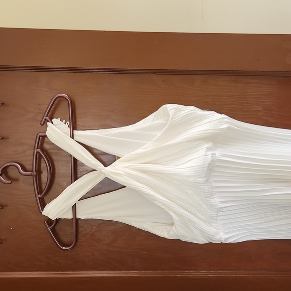 Beautiful ivory dress - Picture 2 of 11